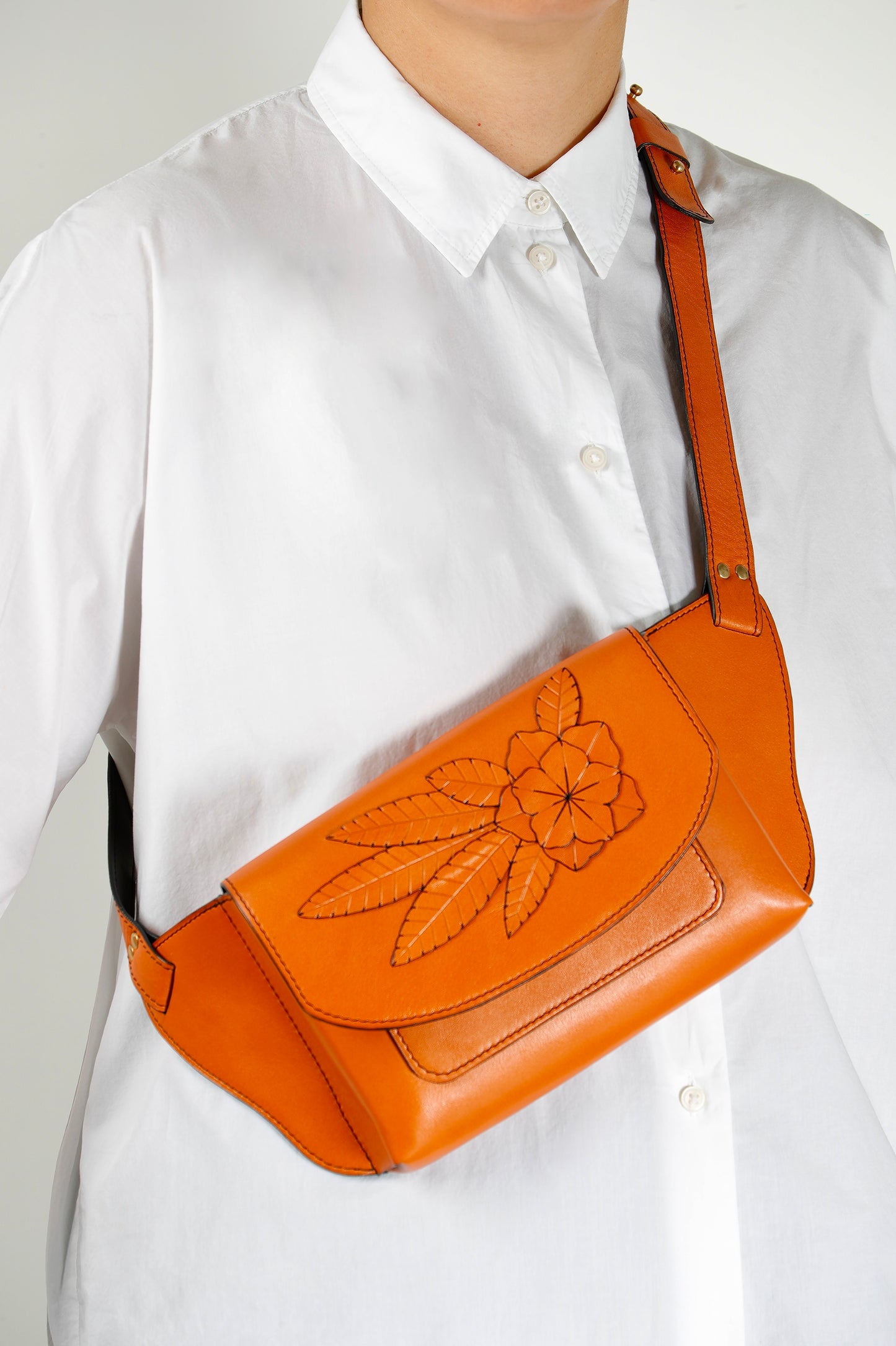Ava - Vertical leather tote